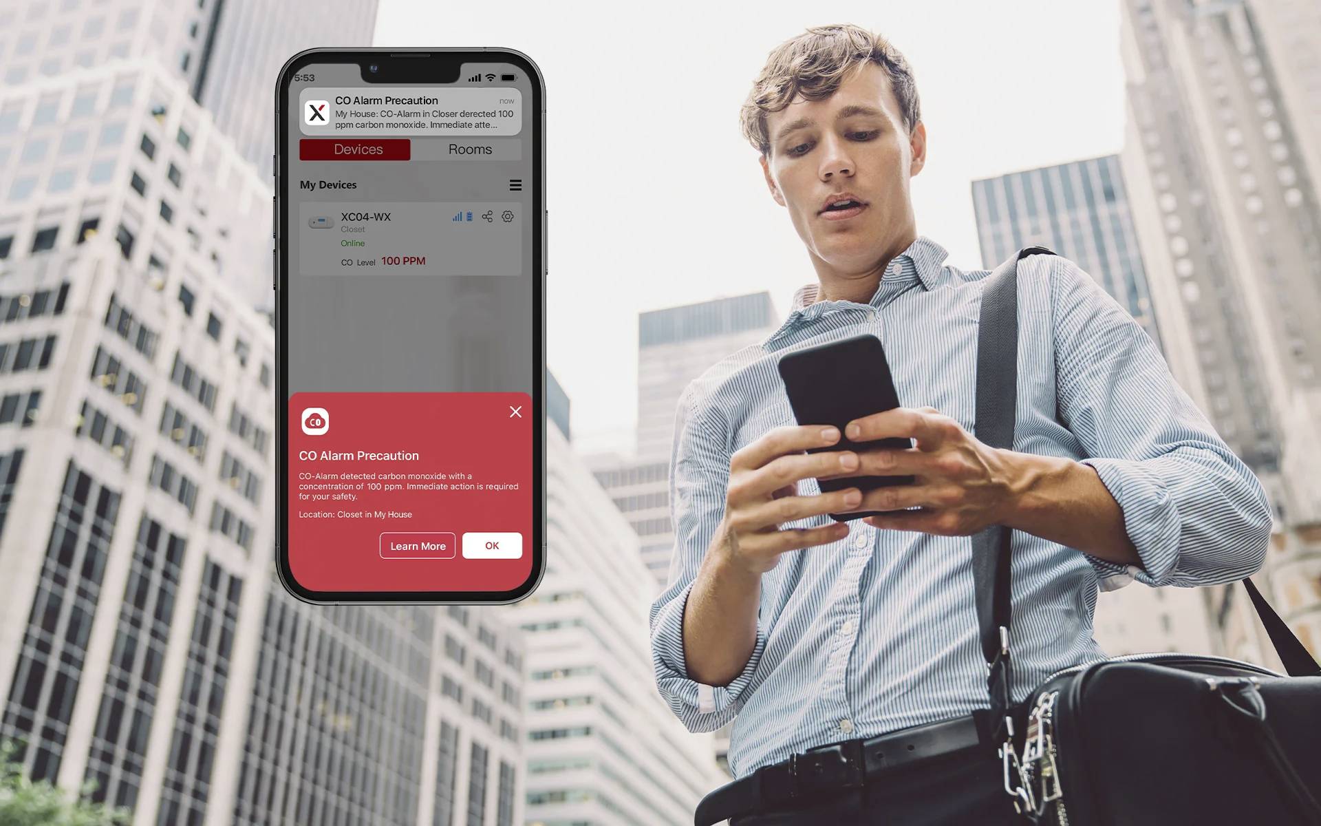 Eine Person im Freien, die auf ein Smartphone blickt, mit einer App-Bildschirmanzeige daneben, die eine "CO-Alarm-Vorsichtswarnung" in einer Stadtumgebung zeigt.