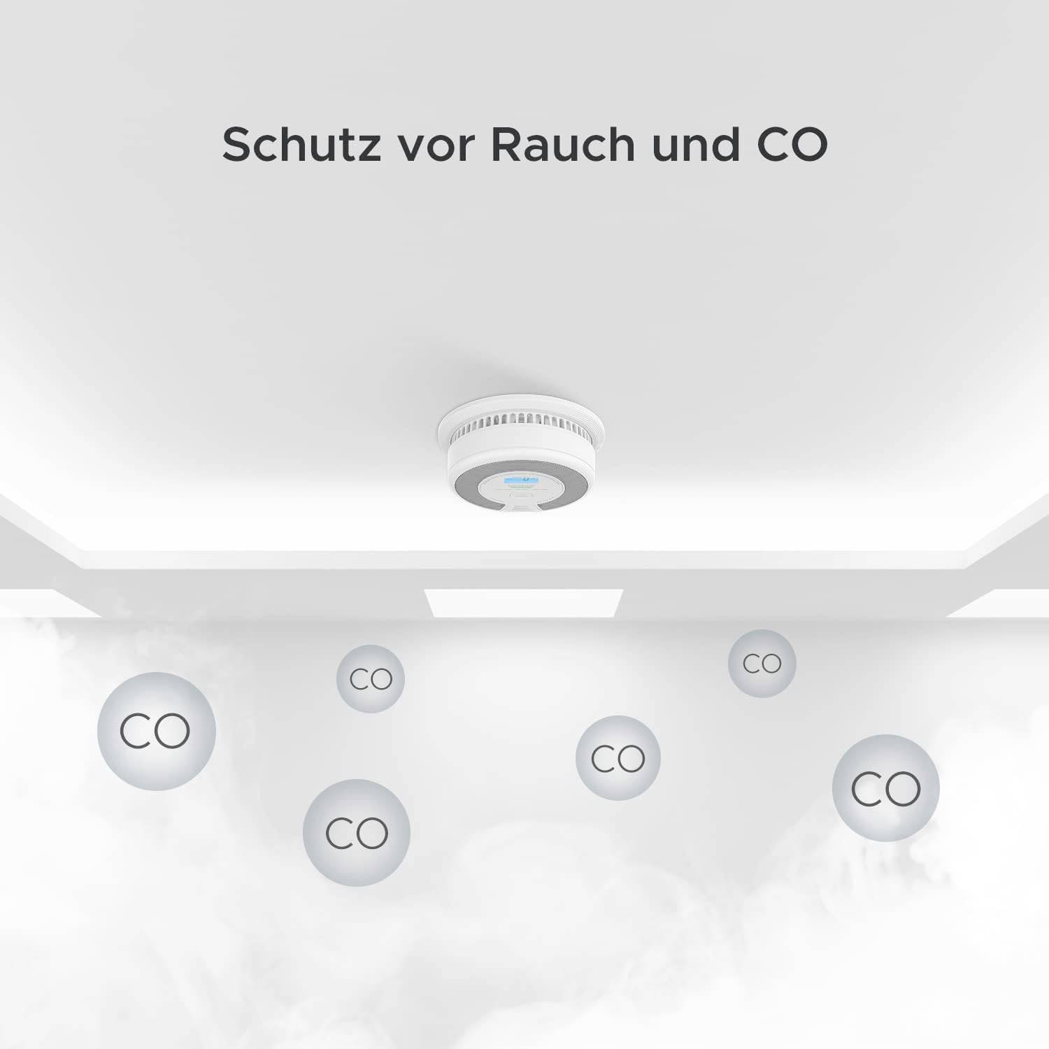 Ein Rauch- und CO-Melder an der Decke mit dem Text 'Schutz vor Rauch und CO'. Rauch und CO-Partikel sind um den Melder zu sehen.