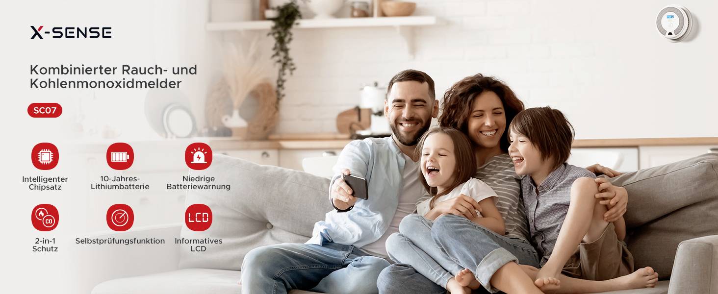 'X-Sense Kombinierter Rauch- und Kohlenmonoxidmelder SC07. Familie sitzt glücklich auf Sofa. Hauptfunktionen: intelligenter Chipsatz und 10-Jahres-Batterie.'