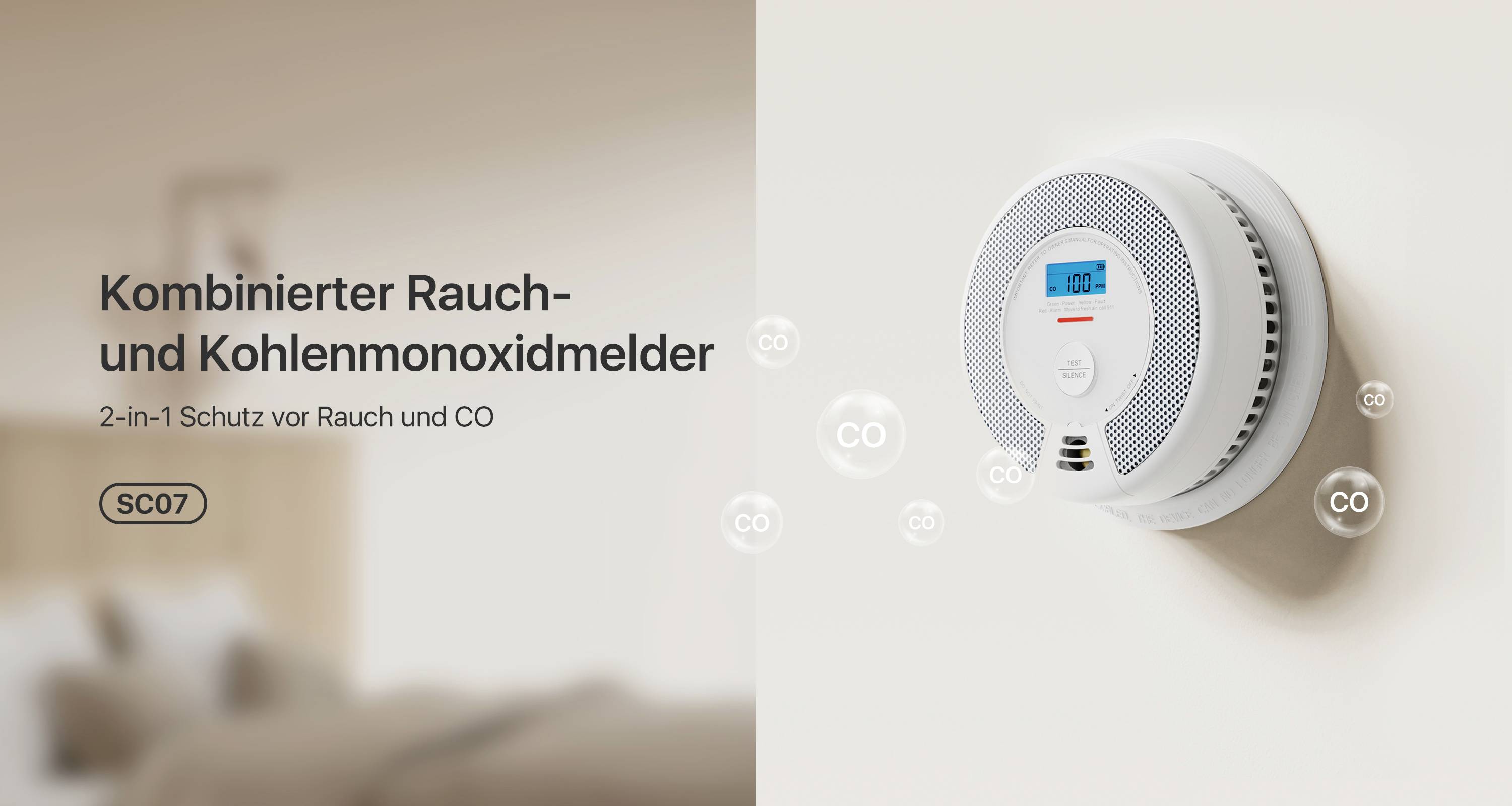 'Kombinierter Rauch- und Kohlenmonoxidmelder an der Wand. 2-in-1 Schutz für Rauch und CO. Im Hintergrund unscharfe Schlafzimmer-Szene.'