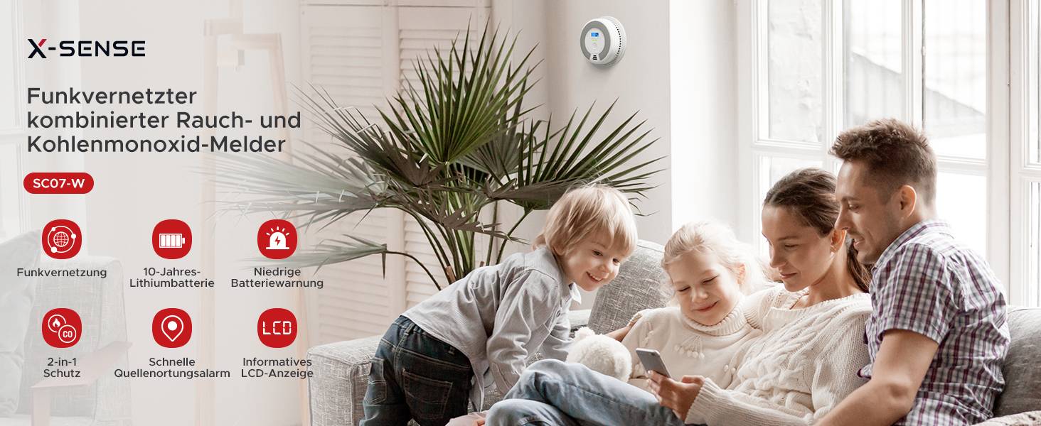 Familie sitzt zusammen auf dem Sofa und betrachtet ein Tablet. Links sind Symbole und Text für einen funkvernetzten Rauch- und Kohlenmonoxid-Melder.