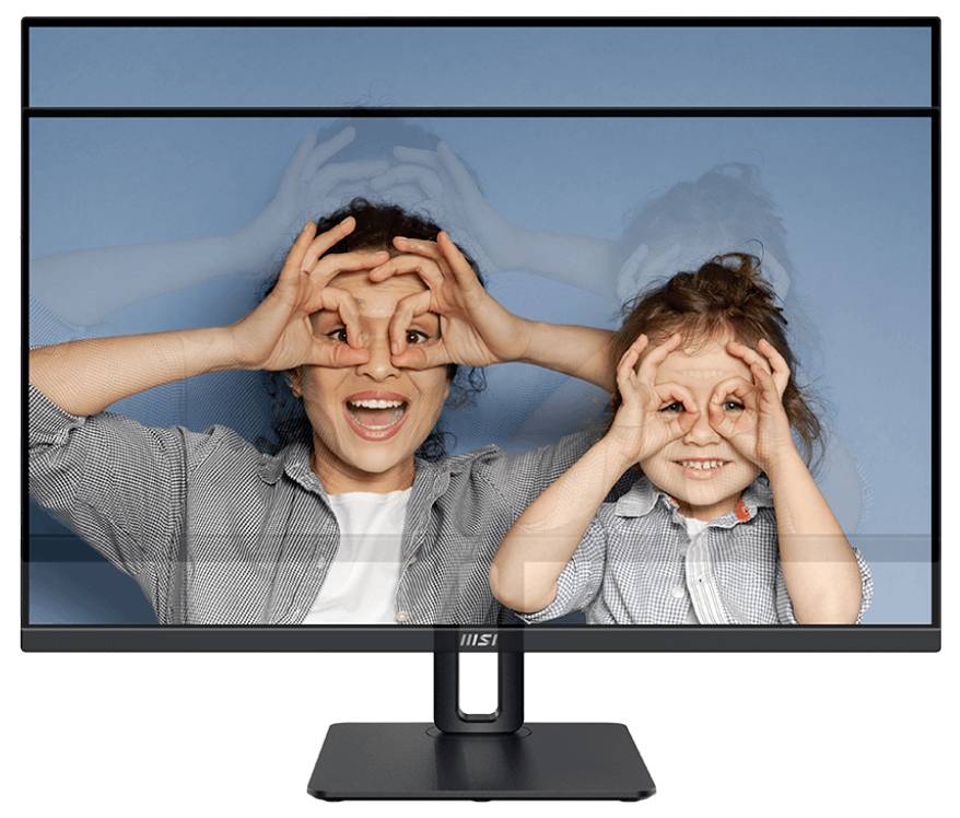 Eine Frau und ein Kind lächeln und formen mit ihren Händen Fernglas-Gesten vor einem blauen Hintergrund, wie sie auf einem Computermonitorbildschirm zu sehen sind.