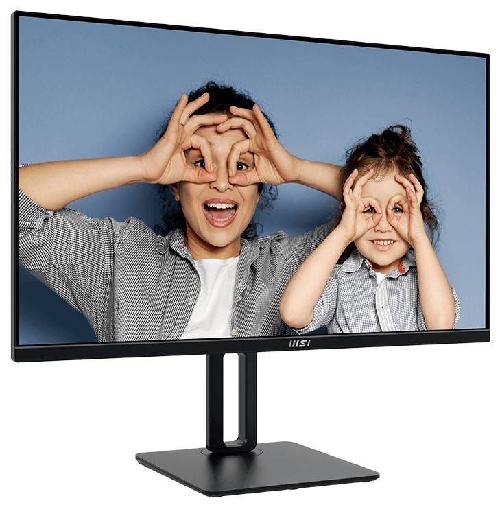 Eine Frau und ein Kind lächeln und formen eine Brille mit ihren Händen, was auf einem Monitor vor einem blauen Hintergrund dargestellt wird.