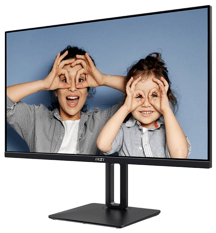Ein Computermonitor zeigt eine Frau und ein Kind, die lustige Grimassen schneiden und mit ihren Händen Brillen vor den Augen formen, vor einem blauen Hintergrund.