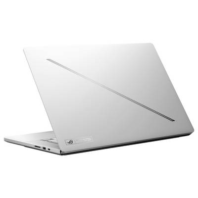 Ein schlanker silberner Laptop mit einer dünnen Diagonallinie auf der Rückseite, der ein modernes und minimalistisches Design zeigt. Anschlüsse sind auf der linken Seite sichtbar.