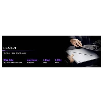 Hände halten einen dünnen, silbernen Laptop auf der Rückbank eines Autos. Text liest: 'design - Game on - Ideal für unterwegs. 90W Akku, 50% in 30 Minuten laden. Aluminium Gehäuse, 1,49cm dünn, 1,85kg leicht.'"