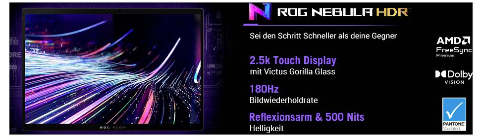 Ein Laptop-Bildschirm, der leuchtende, farbenfrohe Lichtspuren zeigt. Texthinweise heben Funktionen hervor: '2,5k Touch-Display', '180 Hz Bildwiederholrate', '500 Nits Helligkeit'.