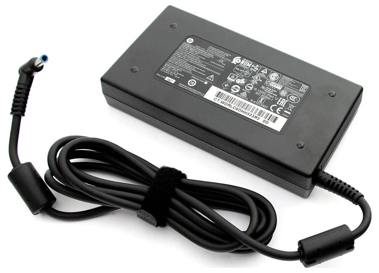 Ein schwarzes Laptop-Netzteil mit angeschlossenem Kabel und verschiedenen Sicherheitshinweisen und Spezifikationen auf dem Etikett.