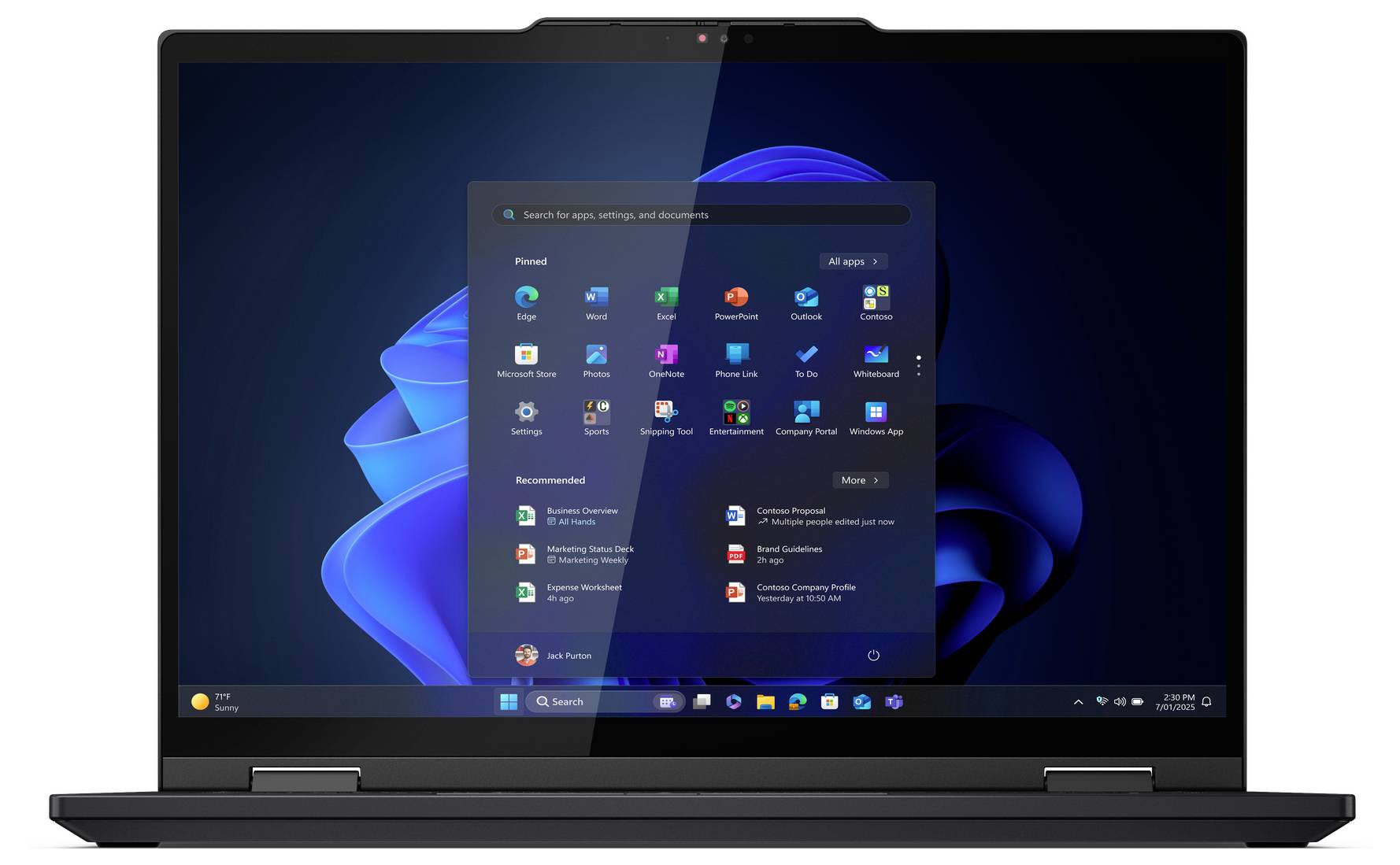 Ein Laptop, der das Windows 11 Startmenü mit Symbolen für verschiedene Apps vor einem dunkelblau-farbenen Hintergrund zeigt.