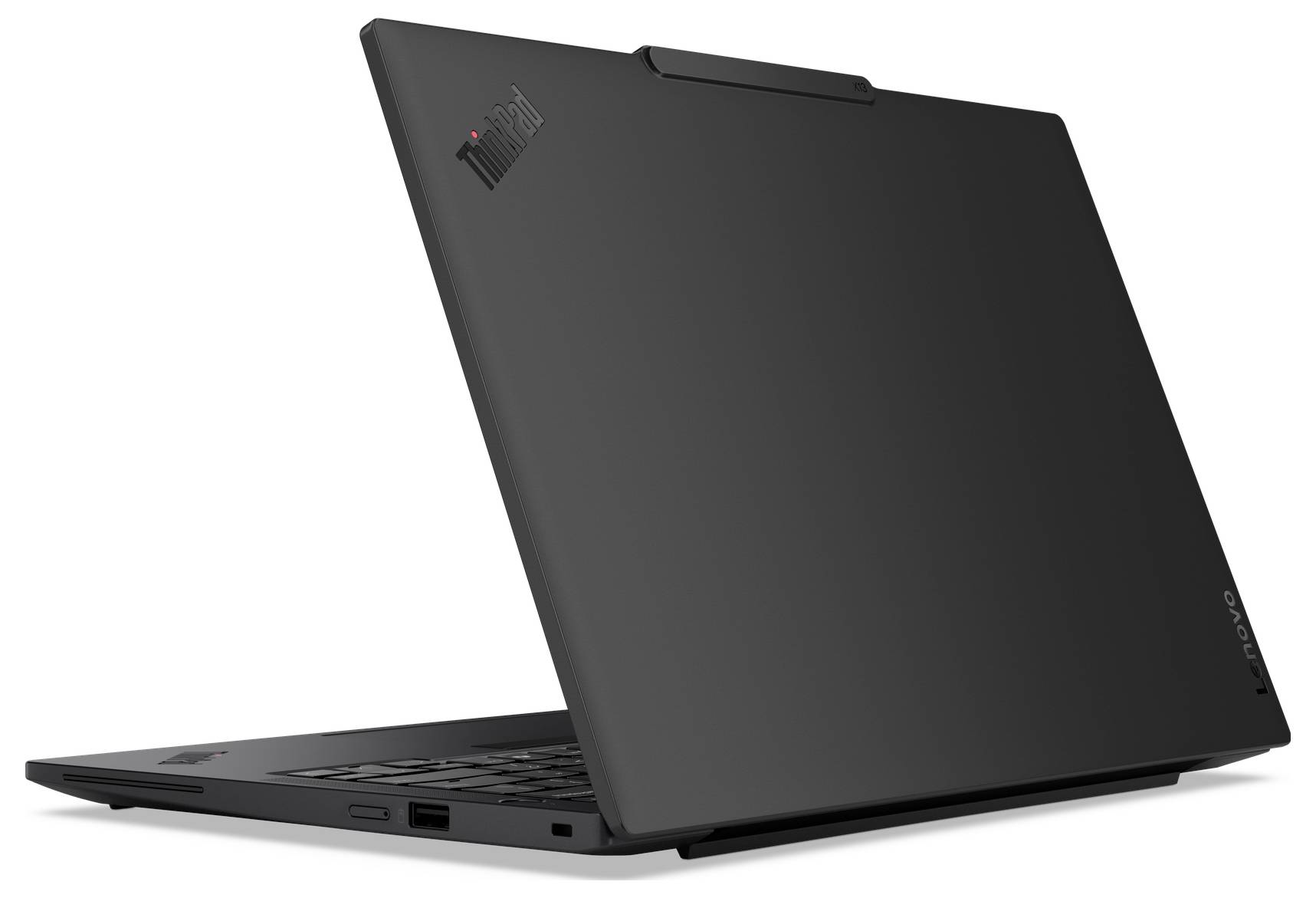 Ein schlanker, schwarzer Laptop mit minimalistischem Design ist leicht geöffnet und gibt einen Blick auf die Tastatur frei. Der Laptop trägt das erkennbare Logo einer Marke.