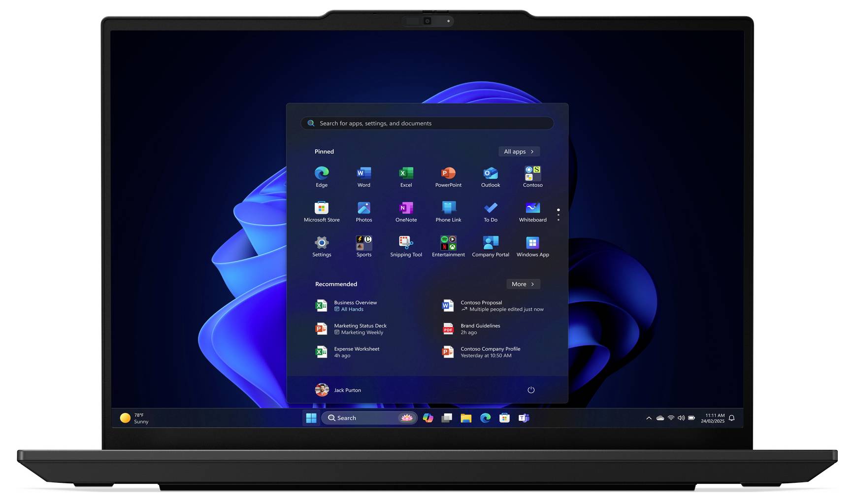 Ein Laptop-Bildschirm, auf dem das Windows 11 Startmenü mit angehefteten Anwendungen zu sehen ist. Der Hintergrund zeigt ein abstraktes Design in dunklem Blau.