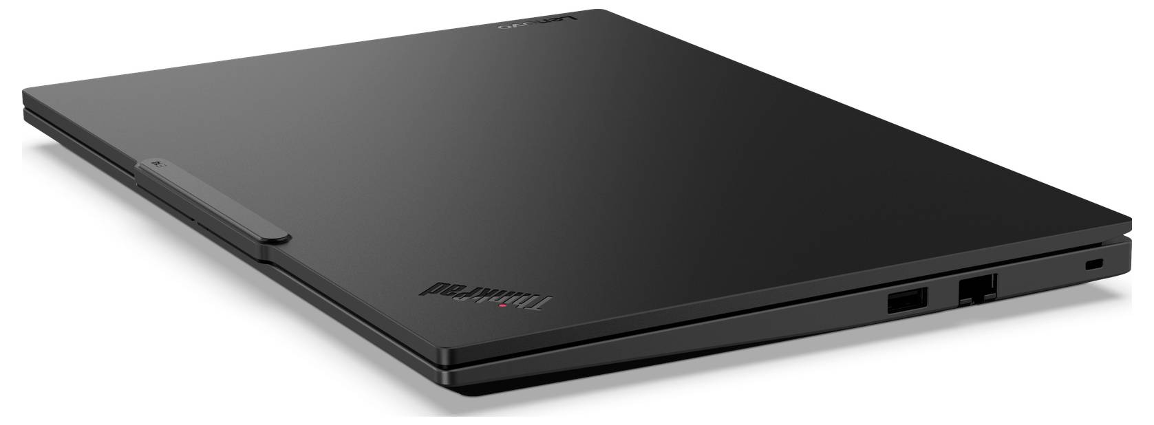 Ein geschlossener, schwarzer Laptop mit einem minimalistischen, cleanen Design wird vor einem weißen Hintergrund gezeigt, wobei sein dünnes Profil hervorgehoben wird.