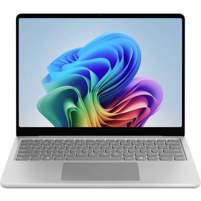 Ein Laptop mit einem bunten abstrakten Wirbelmusters auf seinem Bildschirm, vor einem hellgrauen Hintergrund.