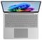 Ein Laptop mit geöffnetem Display, auf dem ein lebhaftes abstraktes Design auf dem Bildschirm zu sehen ist. Die Tastatur und das Trackpad sind deutlich erkennbar.