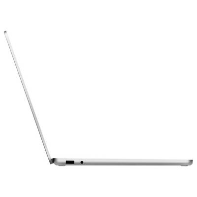 Ein schlanker, dünner silberner Laptop, der im Profil gezeigt wird, teilweise geöffnet und sein minimalistisches Design sowie seine kompakte Bauform hervorhebt.