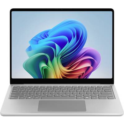 Ein silberner Laptop mit einem lebhaften, abstrakten mehrfarbigen Wirbel, der auf dem Bildschirm zu sehen ist, vor einem hellblauen Hintergrund.