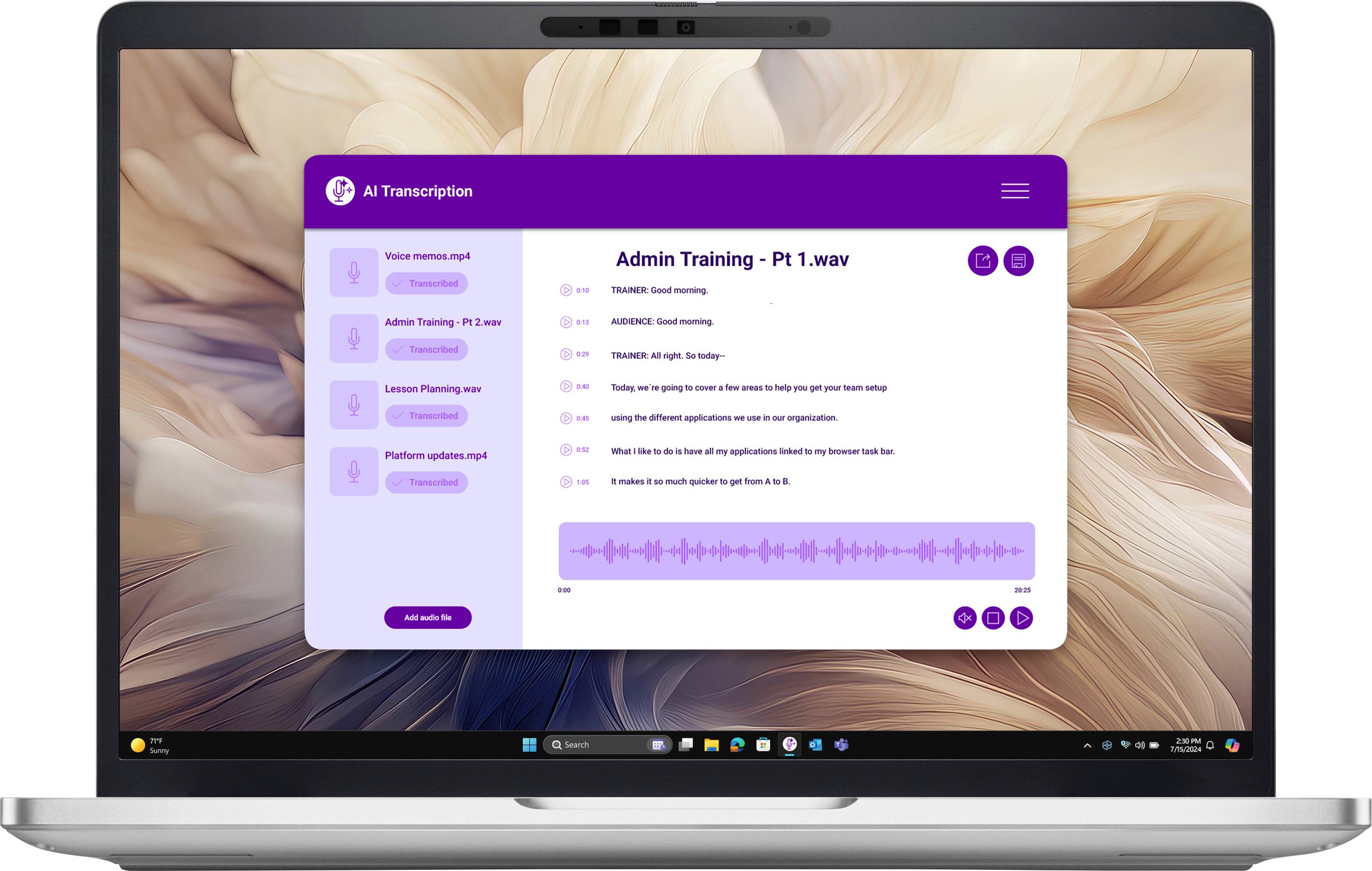 Ein Laptop zeigt eine Schnittstelle einer KI-Transkriptionsanwendung mit der Audiodatei "Admin-Schulung - P1.1.wav" und Optionen zum Abspielen, Pausieren und Navigieren.