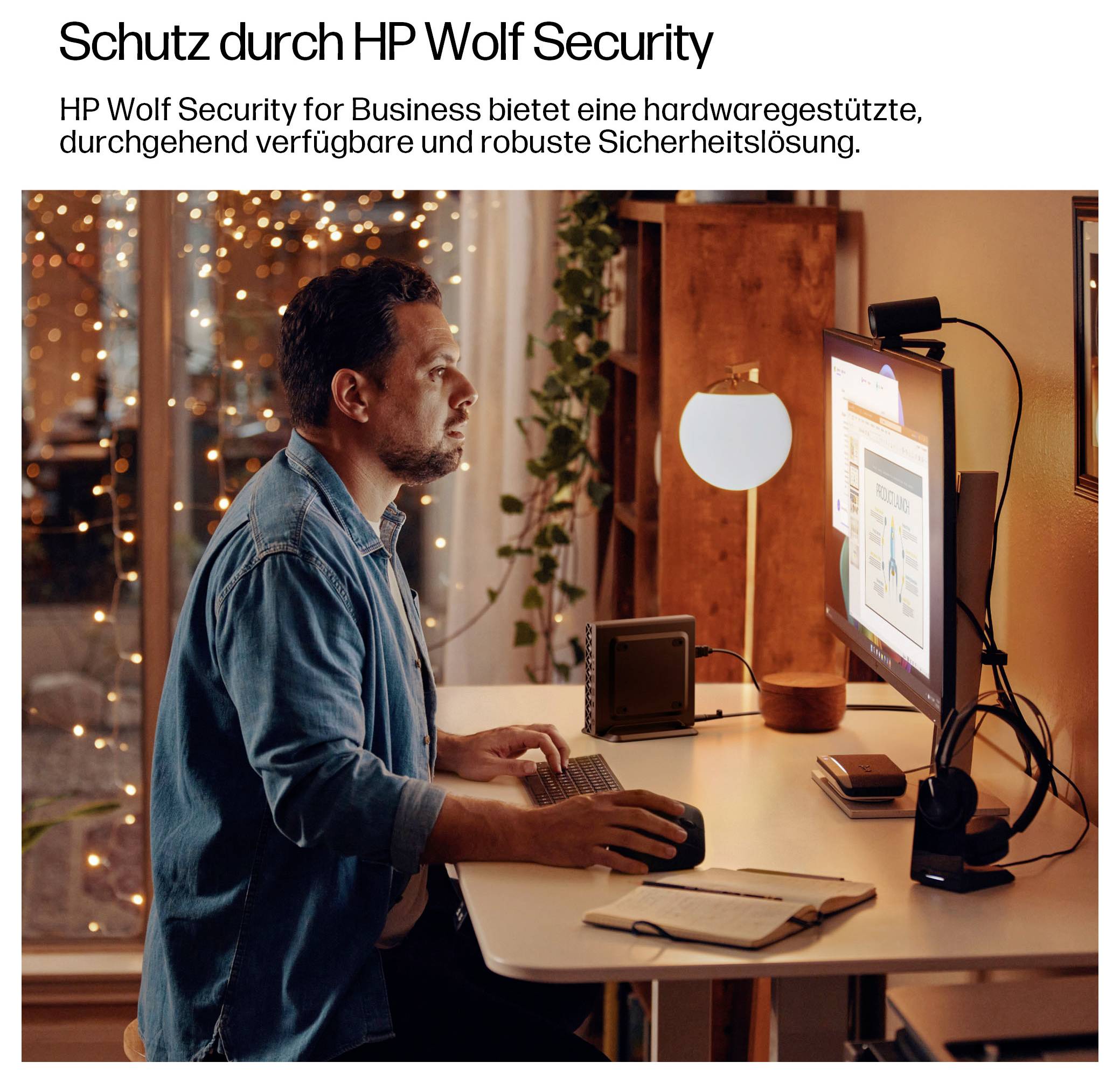 Eine Person an einem Schreibtisch bedient einen Computer, auf dem Sicherheitssoftware angezeigt wird und die 'HP Wolf Security for Business' für robuste Schutzmaßnahmen veranschaulicht.