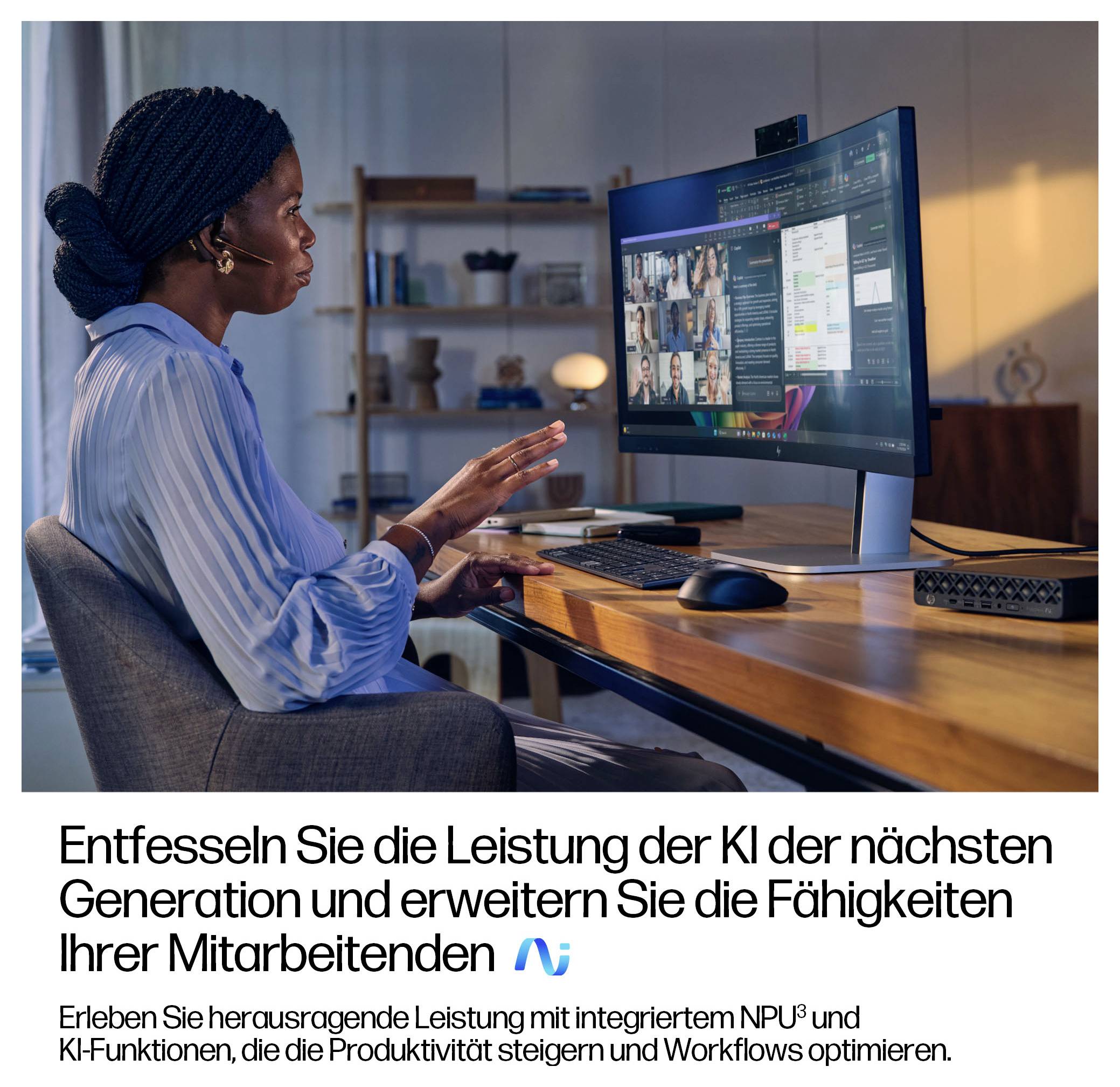 Eine Frau arbeitet an einem Computer an einem Schreibtisch und konzentriert sich auf den Bildschirm. Der deutsche Text unten diskutiert die Verbesserung der Mitarbeiterfähigkeiten durch KI-Funktionen.