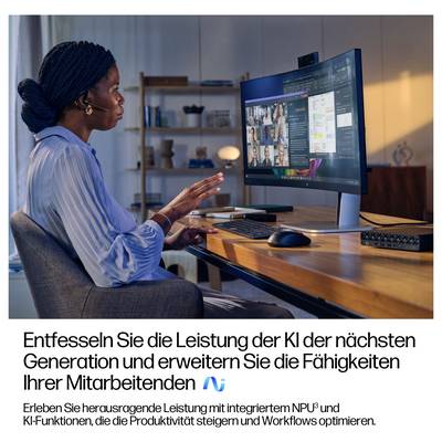 Eine Frau arbeitet an einem Computer an einem Schreibtisch und konzentriert sich auf den Bildschirm. Der deutsche Text unten diskutiert die Verbesserung der Mitarbeiterfähigkeiten durch KI-Funktionen.