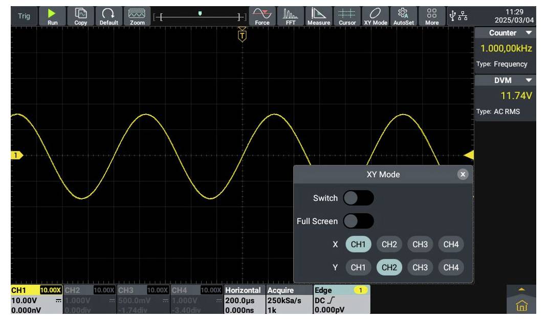 Ein digitales Oszilloskopbildschirm zeigt eine gelbe Sinuswelle auf einem schwarzen Raster mit Einstellungssteuerungstafel für den 'XY-Modus'. Die Frequenz wird mit '1.000 kHz' angezeigt.