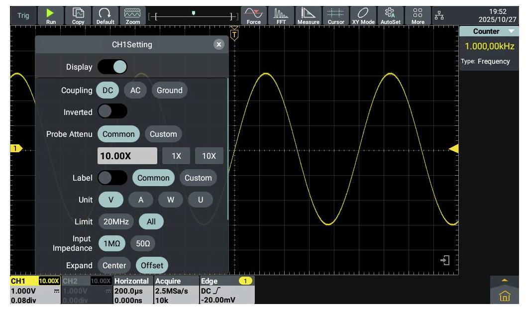 'CH1 Einstellungen'-Bereich auf einer Oszilloskop-Anzeige zeigt Signalwellenverlauf und Frequenz. Einstellungen umfassen Kopplung (DC, AC), Bezeichnung (Common, Custom) und Einheiten (V, A, W). Die Frequenz beträgt 1.000,00 kHz.