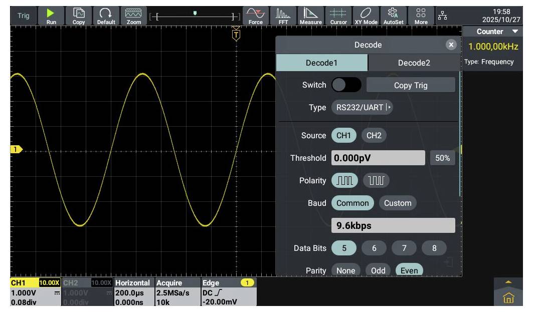 Ein Oszilloskopbildschirm zeigt eine gelbe Sinuswelle mit Markierungen. Das rechte Panel zeigt die 'Decode'-Einstellungen für RS232/UART mit einer Baudrate von 9,6 kbps.