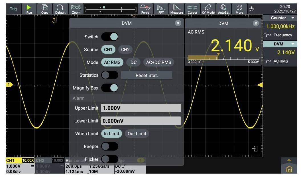 Oszilloskop-Bildschirm mit einer Wellenform. DVM-Fenster zeigt AC RMS von 2,140V. Obere Grenze auf 1,000V gesetzt. Alarmoptionen sichtbar.