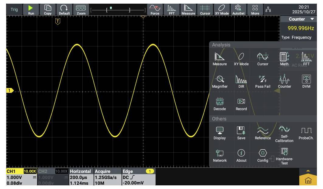 Frequenz 999,996 Hz mit gelber Sinuswellengrafik auf der Oszilloskop-Anzeige, die verschiedene Steueroptionen und Analysetools zeigt.