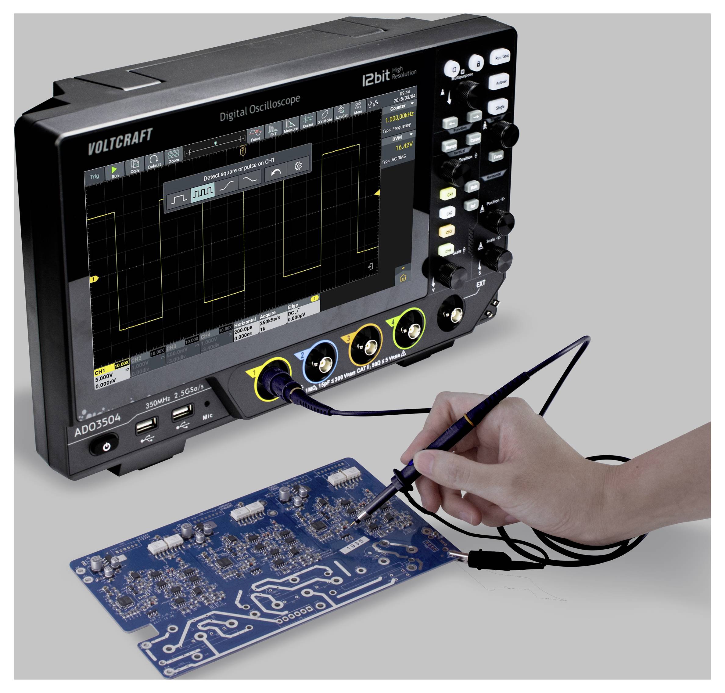Eine Hand, die eine Sonde auf einer Leiterplatte verwendet, die an einen digitalen Oszillographen angeschlossen ist und Wellenformen anzeigt, was elektronische Messungen verdeutlicht.