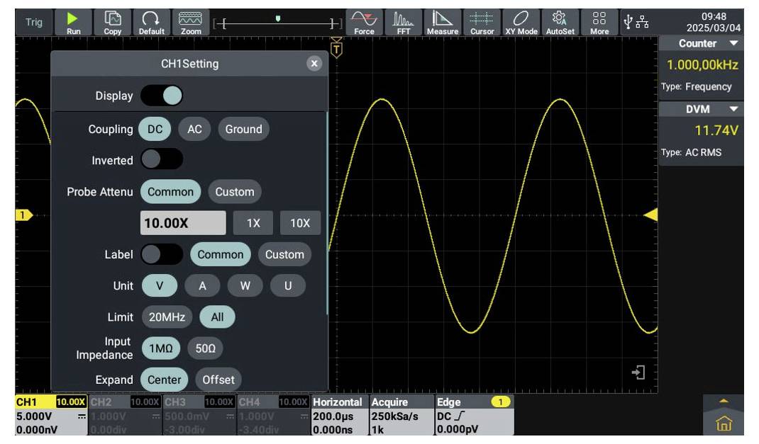 Oszilloskop-Display mit einer sinusförmigen Wellenform. CH1-Einstellungen umfassen DC-Kopplung, 10-fache Probendämpfung, 1 MΩ Eingangswiderstand.