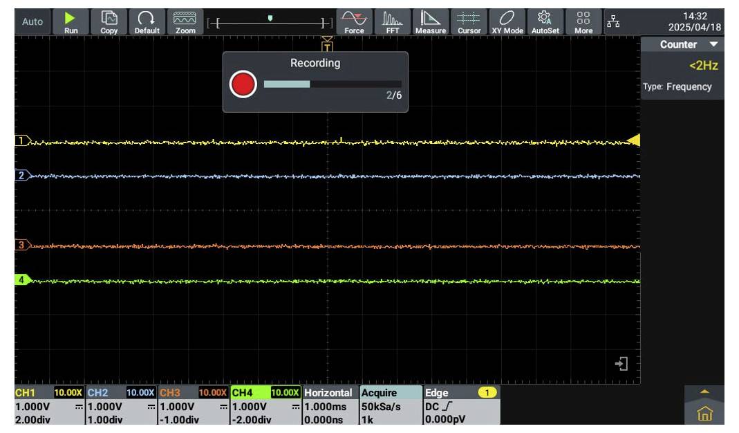 Oszilloskop-Bildschirm zeigt drei verschiedene Signalverläufe. Roter Aufnahmeanzeiger aktiv, zeigt 2 von 6 Aufnahmen.
