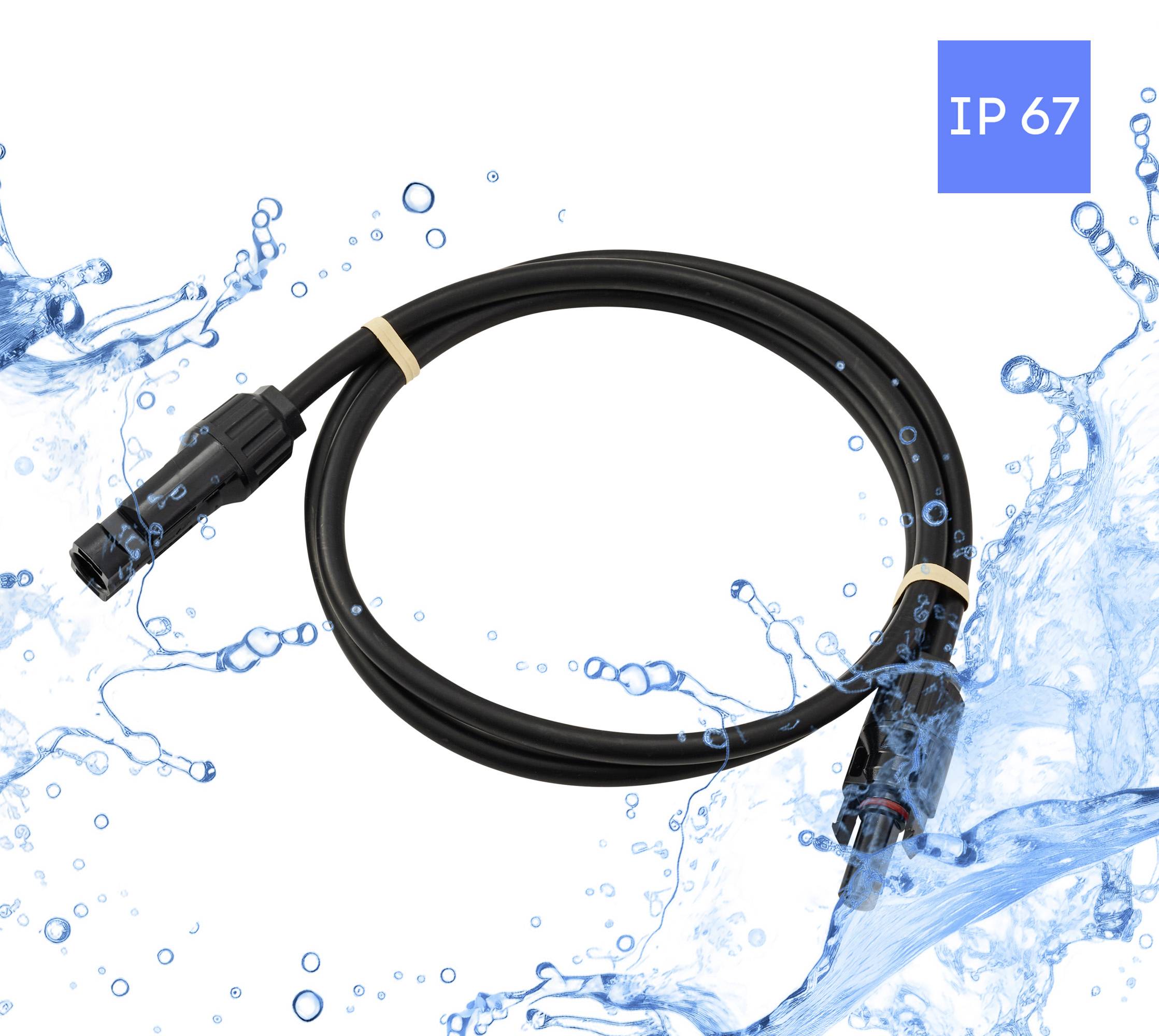 Ein schwarzes Kabel mit wasserdichten Anschlüssen, umgeben von Wasserspitzen, gekennzeichnet mit "IP 67" und damit Wasser- und Staubdichtigkeit anzeigend.