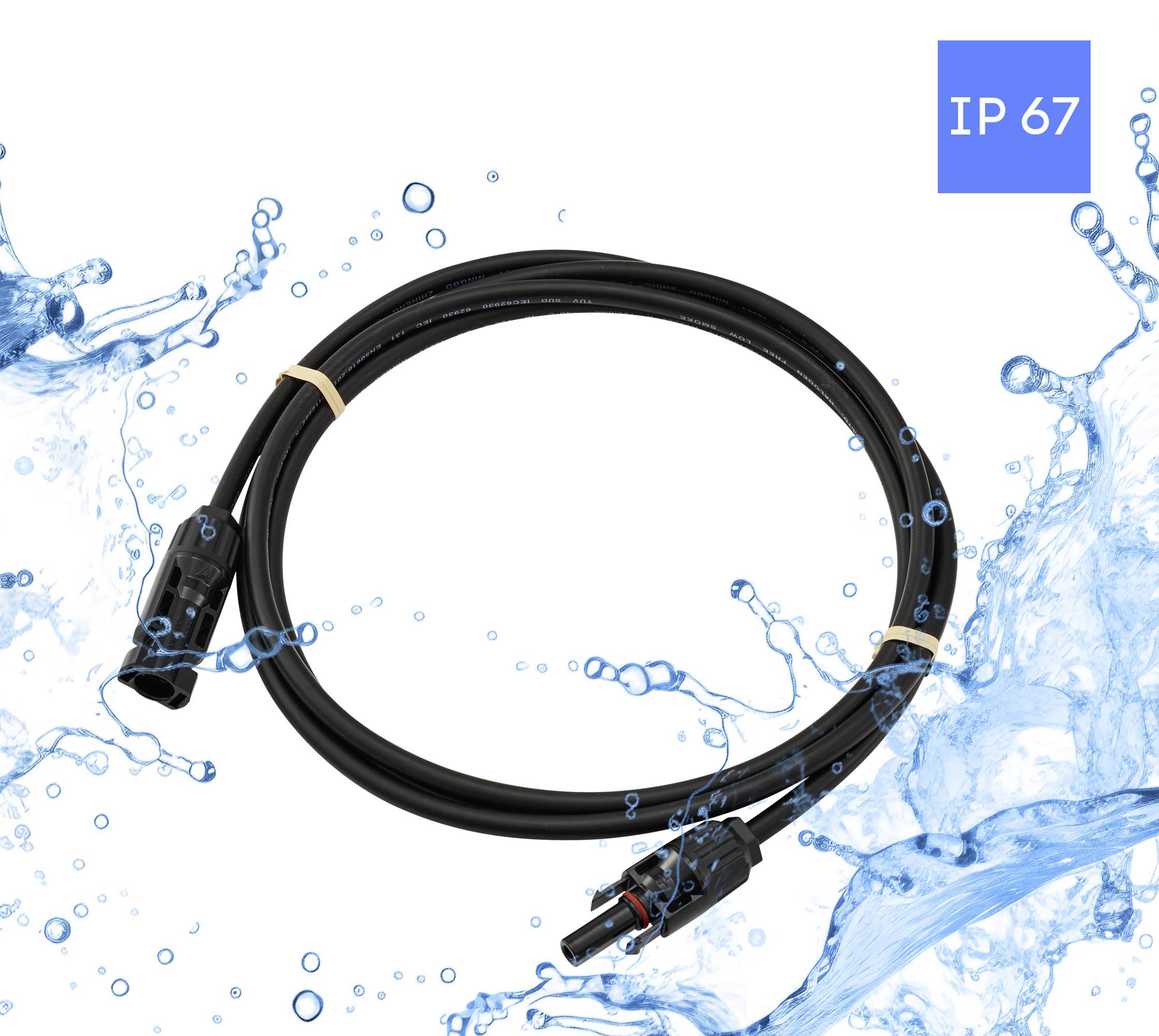Ein schwarzes Kabel mit Anschlüssen, umgeben von Wasserspitzen, mit dem Hinweis auf Wasserresistenz, in der oberen rechten Ecke mit 'IP 67' gekennzeichnet.