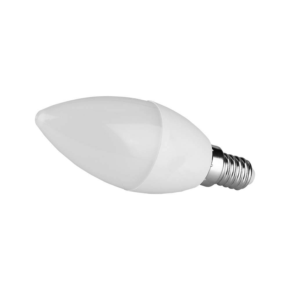 Eine weiße LED-Glühbirne mit Schraubsockel, in Kerzenform gestaltet, geeignet für dekorative Beleuchtungskörper.