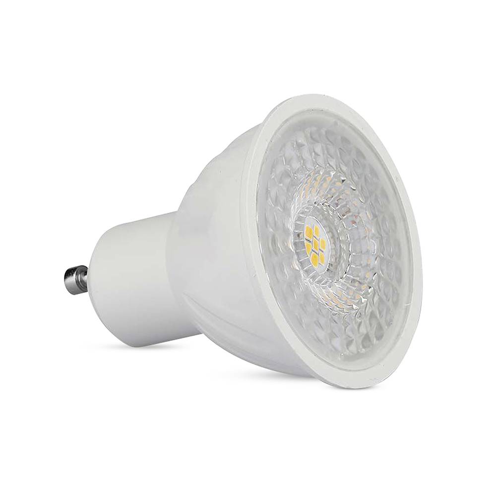 Eine weiße LED-Glühbirne mit GU10-Sockel, ausgestattet mit einer reflektierenden Oberfläche und einem Cluster gelber LED-Chips in der Mitte.