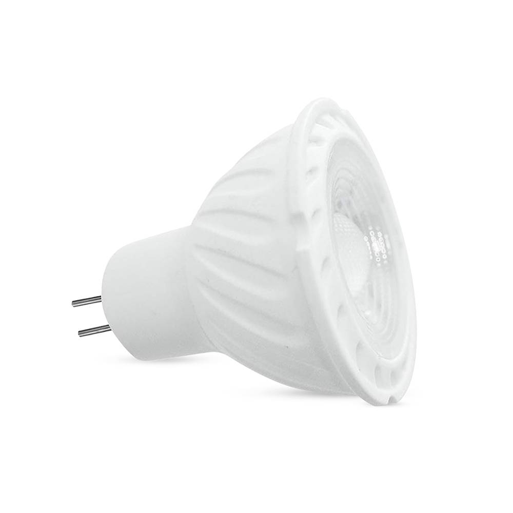 Eine weiße Spotlampe mit geripptem Design und zwei Metallstiften, die auf ihrer Seite vor einem einfarbigen Hintergrund liegt.