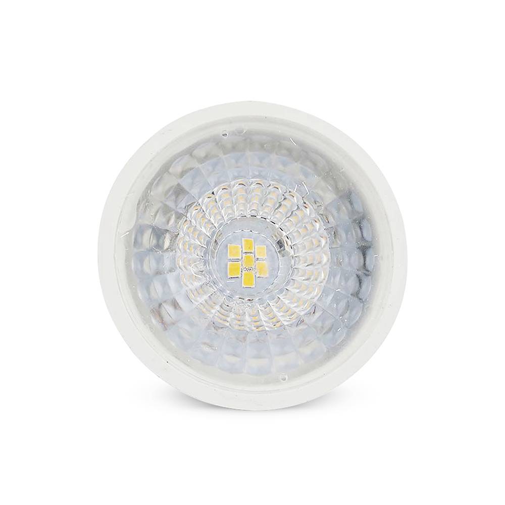 Eine Nahaufnahme einer LED-Lampe, von vorne aufgenommen, die ihre zahlreichen kleinen Leuchtdioden zeigt, die in einem kreisförmigen Muster angeordnet sind.