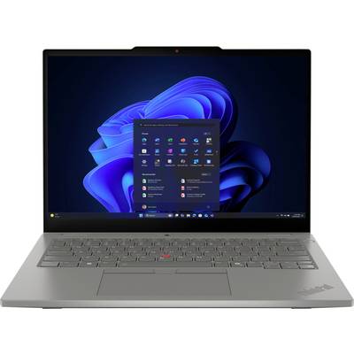Ein Laptop, der das Windows 11-Startmenü auf einem blauen geschwungenen Hintergrund zeigt. Die Maschine ist silbern mit einem 'Lenovo'-Logo in der Nähe der Tastatur.