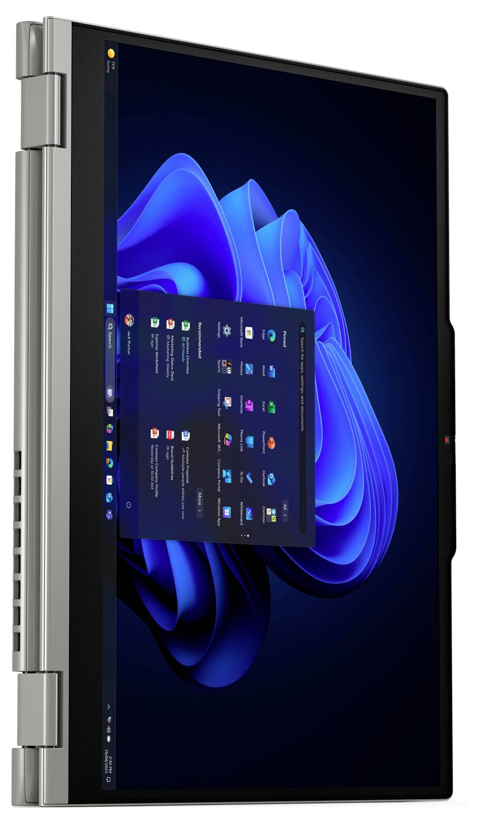 Ein Laptop-Bildschirm, der ein Windows 11-Betriebssystem zeigt, präsentiert in vertikaler Position mit geöffnetem Start-Menü vor einem blauen Wirbelhintergrund.