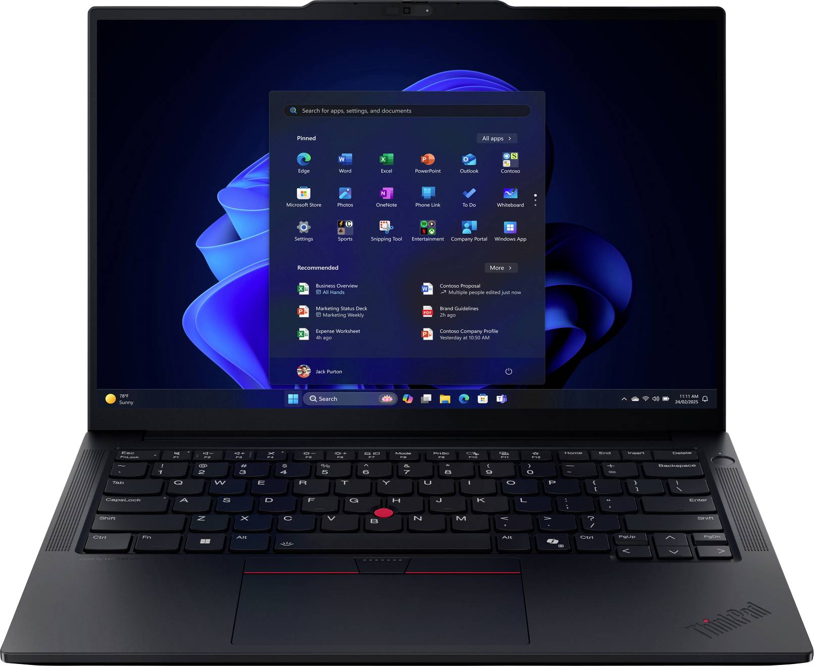 Ein schwarzer Laptop zeigt einen Windows 11 Startbildschirm mit verschiedenen App-Symbolen und dem geöffneten Startmenü. Der Laptop verfügt über einen roten Trackpoint auf der Tastatur.
