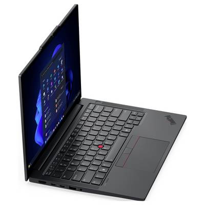 Ein Laptop, teilweise geöffnet, zeigt eine Tastatur, ein Trackpad und einen Bildschirm mit Desktop-Icons, vor einem hellen Hintergrund.