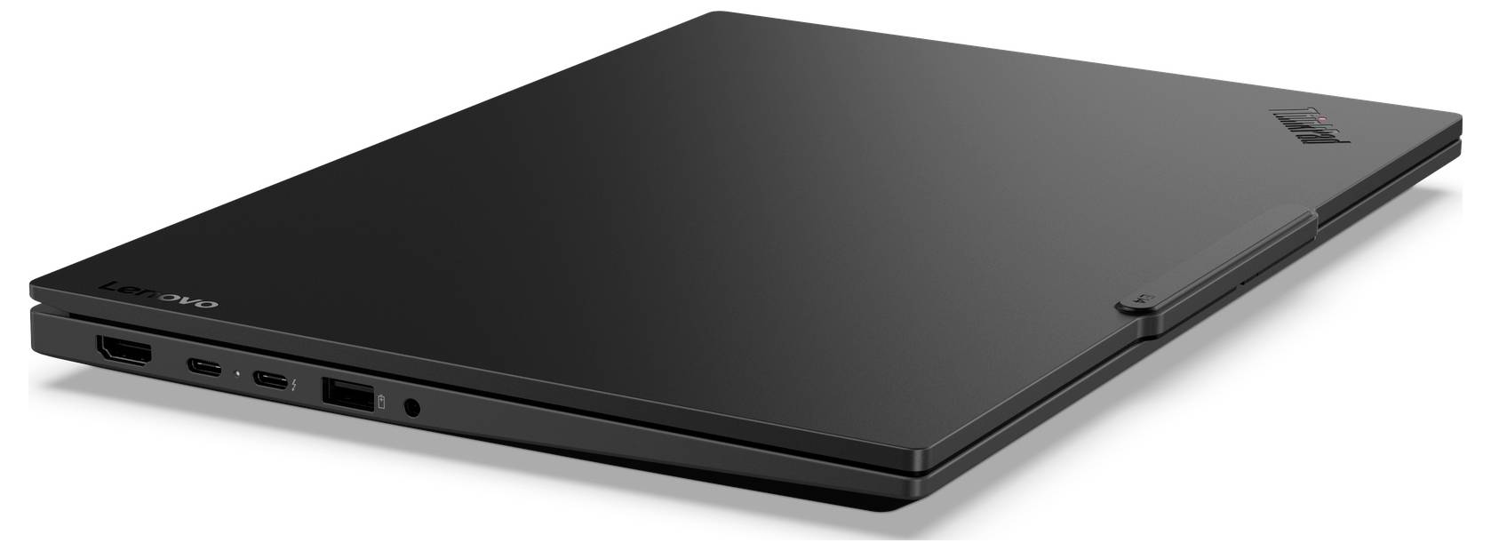 Ein geschlossener schwarzer Laptop, von der Seite gezeigt, der sein schlankes Design und verschiedene Anschlüsse an der Seite präsentiert.