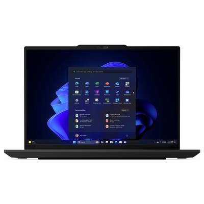 Ein Laptop-Bildschirm zeigt das Windows 11 Startmenü mit zahlreichen App-Symbolen und einem dunkelblau-farbenen Hintergrund mit einem geometrischen Wirbelmuster.