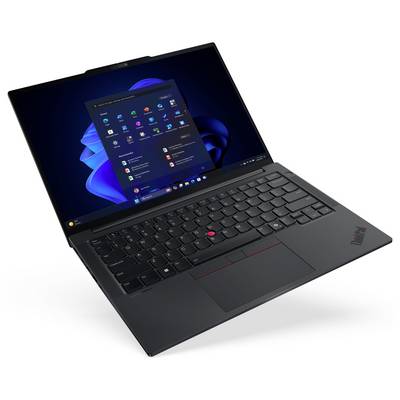 Ein schlanker schwarzer Laptop mit sichtbarer Tastatur und Trackpad, auf dessen Bildschirm das Windows-11-Startmenü zu sehen ist, vor einem schlichten Hintergrund.