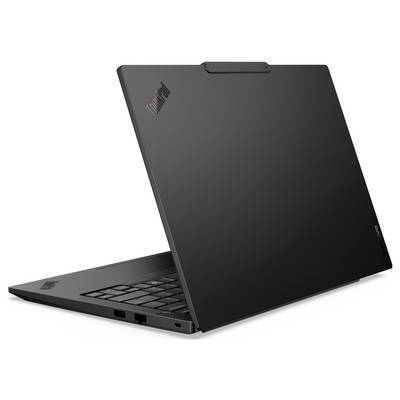 Ein schwarzer Laptop, halb geöffnet, mit Blick auf die Tastatur und dem ThinkPad-Logo auf dem Deckel.