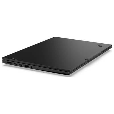 Geschlossener schwarzer Laptop, Lenovo ThinkPad X1 Nano, von der Seite betrachtet, zeigt schlankes Design und verschiedene Anschlüsse.