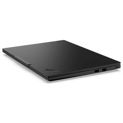 Ein schlankes, geschlossenes schwarzes Laptop mit dem ThinkPad-Logo in einer Ecke, das sein dünnes Design betont.