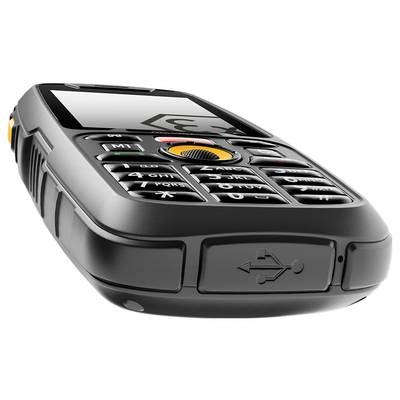 Eine Nahaufnahme eines robusten, schwarzen Mobiltelefons mit einer numerischen Tastatur und einem USB-Ladeanschluss, konzipiert für Langlebigkeit und einfache Bedienung.