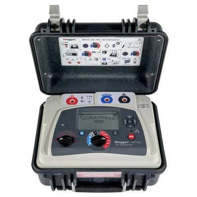 Digitales Isolationsprüfgerät in einem schützenden Hartschalenkoffer, das Einstellräder und Bedienelemente zur elektrischen Prüfung mit Bedienungsanleitung auf dem Deckel zeigt.